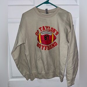 🔥NWOT Gildan Cream and Red Crew Neck Sweater